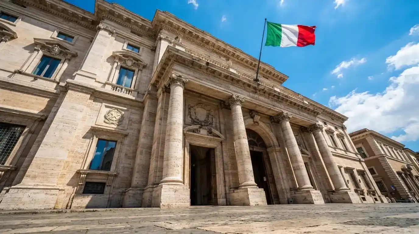 Un edificio governativo italiano con bandiera al vento fotografato dal basso in una giornata di sole.